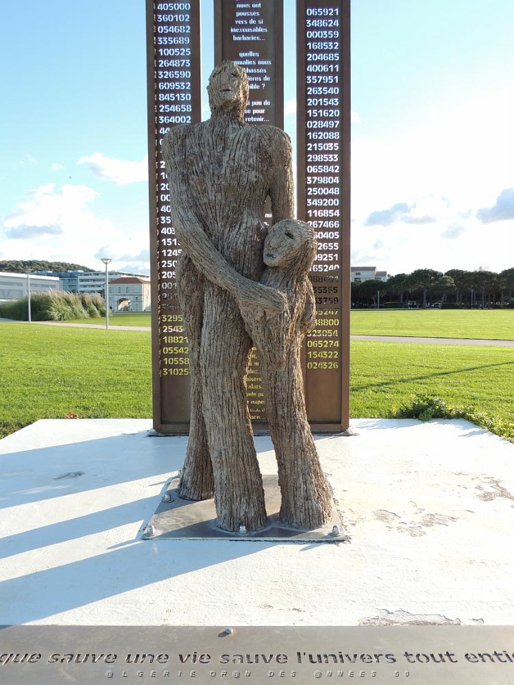 40  Stele La Maman et so Enfant.JPG -           